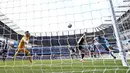 <p>Sterling menjadi keran gol tuan rumah saat laga memasuki menit ke-19. Bermula dari umpan Ilkay Guendogan dari lini tengah, bola kemudian ditanduk oleh Joao Cancelo menuju Sterling dan berhasil diselesaikan oleh pemain 27 tahun tersebut lewat sundulannya. (AP/Jon Super)</p>
<p> </p>