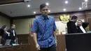 Terdakwa dugaan suap PT Krakatau Steel, Kurniawan Eddy Tjokro meninggalkan ruang sidang usai pembacaan vonis di Pengadilan Tipikor, Jakarta, Kamis (15/8/2019). Direktur PT Tjokro Bersaudara tersebut divonis 1 tahun 3 bulan penjara dan denda sebesar Rp 100 juta. (Liputan6.com/Helmi Fithriansyah)
