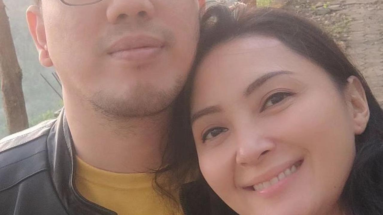 Tak sedikit dari para penggemar dan rekan-rekannya yang turut senang melihat unggahan romantis tersebut, mengingat Della Puspita sudah 9 tahun lamanya menyandang status janda dua anak.