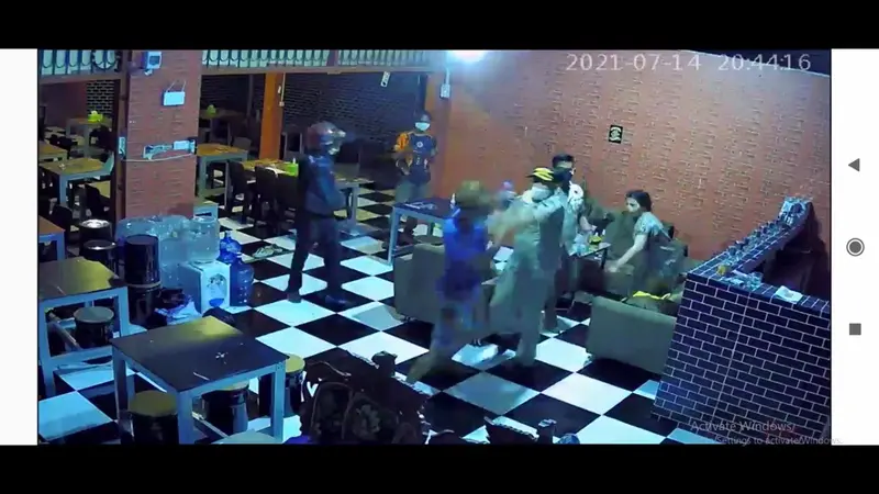 Tangkapan layar rekaman CCTV saat satpol PP pukul pemilik kafe di Gowa (Liputan6.com/Fauzan)