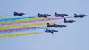 Jet tempur K-8 dari Tim Aerobatic "Hongying" Angkatan Udara China melakukan manuver pada China Airshow 2018 di Guangdong, Selasa (6/11). Pertunjukan ini menjadi ajang memamerkan kekuatan Angkatan Udara Tentara Pembebasan Rakyat China. (AP/Kin Cheung)