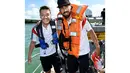Dua gelandang Timnas Jerman, Mesut Ozil (kiri) berpose bersama Sami Khedira di atas kapal saat berlayar di salah satu pantai dekat Santo Andre, Sao Paolo, Brasil, (10/6/2014). (AFP PHOTO/Markus Gilliar)