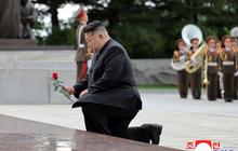 FOTO: Penuh Emosional, Wajah Kim Jong-un Sedih Mengenang Para Pejuang Saat Peringatan 71 tahun Perang Korea