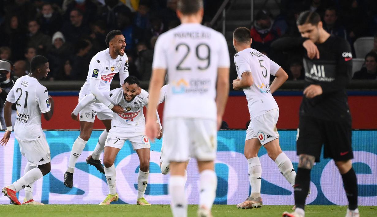 Angers mengejutkan tuan rumah PSG pada menit ke-36 dengan mencetak gol terlebih dahulu ke gawang Gianluigi Donnarumma melalui Angelo Fulgini yang memanfaatkan umpan Sofiane Boufal. (AFP/Franck Fife)