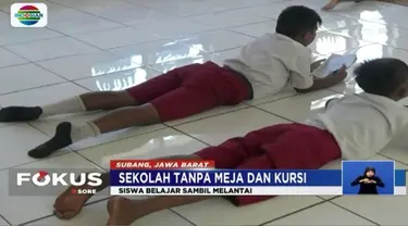 Para murid sekolah dasar di kawasan Pantura, Subang, Jawa Barat terpaksa belajar di lantai, karena kursi dan meja yang kerap digunakan telah rusak sejak 2015.