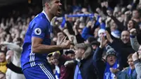 Reaksi striker Chelsea, Diego Costa, usai menjebol gawang West Bromwic Albion, pada laga Premier League 2016-2017, di Stadion Stamford Bridge (11/12/2016). Costa bertengkar dengan Antonio Conte.  (AFP/Justin Tallis)