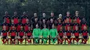 Asisten baru timnas Belgia, Thierry Henry foto bersama skuadnya saat sesi latihan di Neerpede, Belgia (29/8). Henry 39 tahun sebelumnya bekerja sebagai pelatih timi U-18 Arsenal. (REUTERS/Eric Vidal)