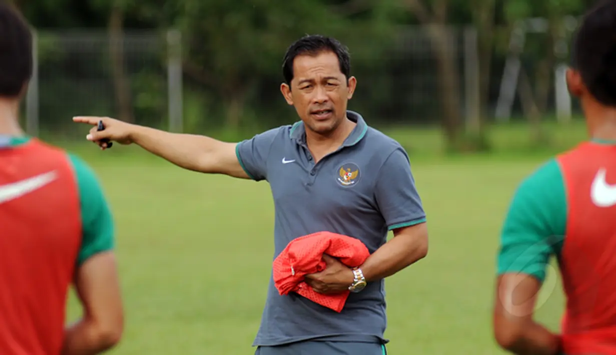 Pelatih timnas U22 Indonesia, Aji Santoso memberikan arahan saat sesi latihan di Lapangan Sutasoma, Halim Perdanakusuma, Jakarta, Selasa (3/3/2015). (Liputan6.com/Helmi Fithriansyah)