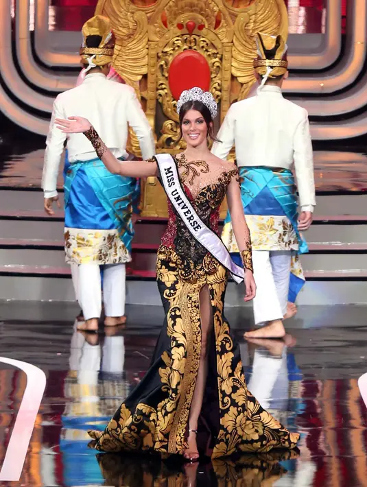 Di panggung kejayaan yang begitu megah, hadir Iris Mittenaere, Miss Universe 2016. Kedatangannya kali itu sungguh berhasil memikat hati para penonton yang menyaksikan. (Nurwahyunan/Bintang.com)