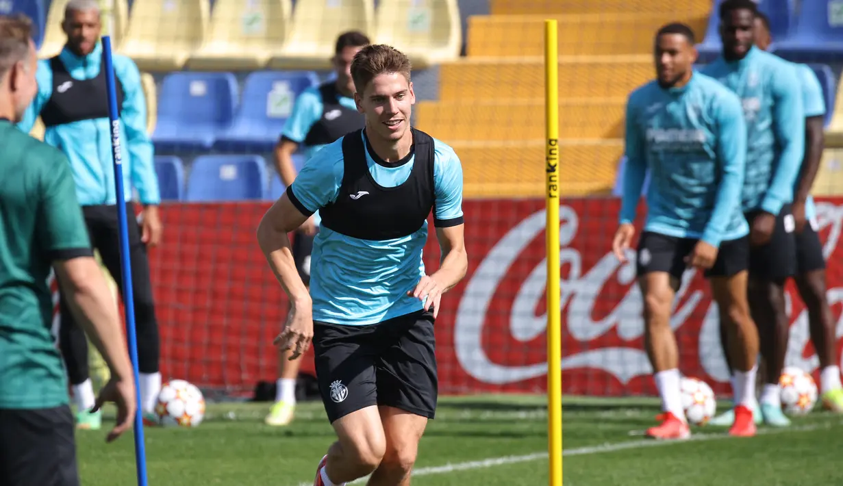 Bek Villarreal Juan Foyth menghadiri sesi latihan di Ciudad Deportiva Villarreal di Vila-Real pada Selasa (28/9/2021). Villarreal akan bertandang ke markas Manchester United (MU) pada laga Grup F Liga Champions 2021/2022, Kamis dini hari WIB. (JOSE JORDAN/AFP)