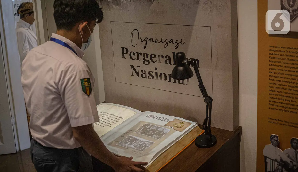 Pengunjung melihat buku sejarah Sumpah Pemuda dalam format digital di Museum Sumpah Pemuda, Jakarta, Kamis (24/3/2022). Museum Sumpah Pemuda menampilkan sejumlah perubahan dalam format penyajian informasi ke dalam bentuk teknologi digital guna menarik perhatian. (Liputan6.com/Faizal Fanani)