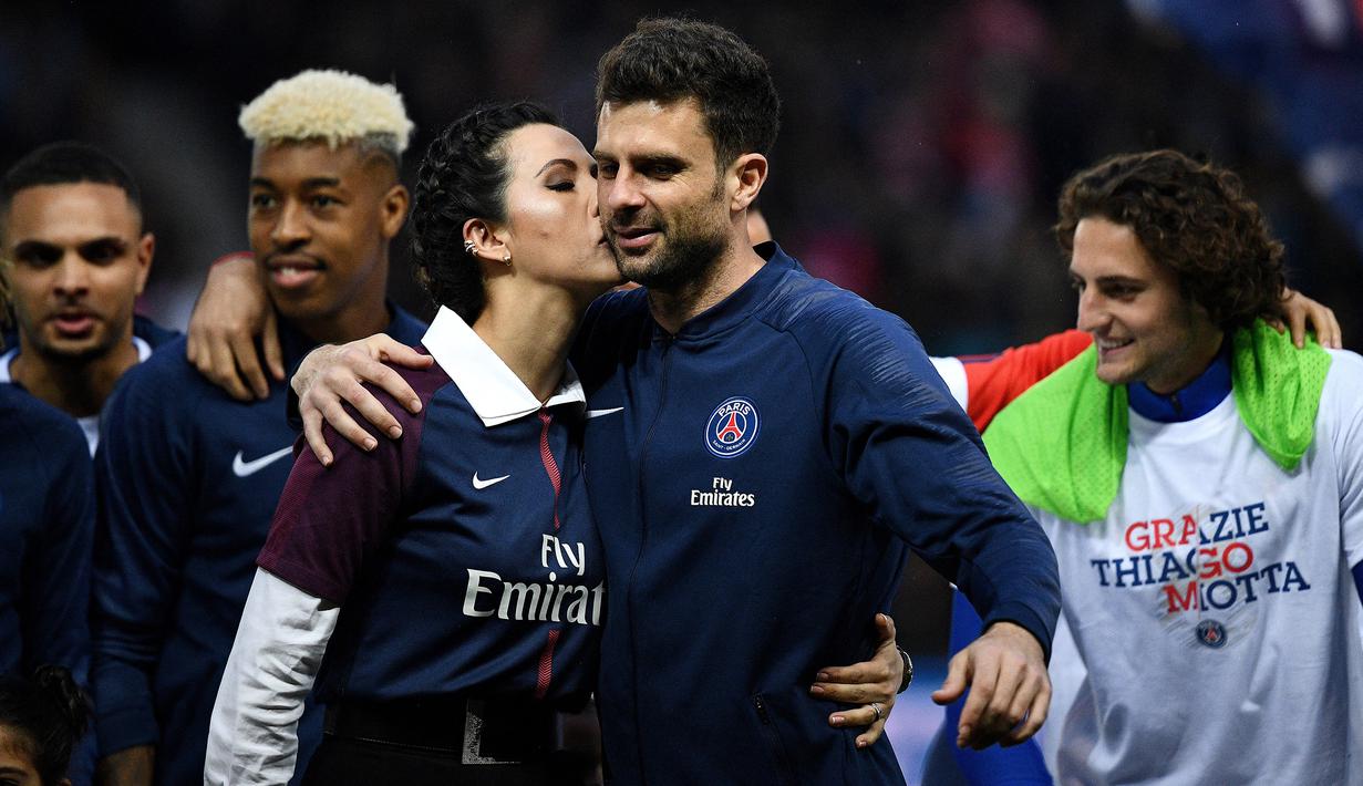 Thiago Motta. Dirinya mulai memperkuat PSG pada musim 2011/2012 hingga pensiun pada akhir musim 2017/2018. Total ia tampil dalam 232 laga dengan mencetak 12 gol. Sempat menjadi pelatih PSG U-19 usai pensiun. Musim ini ditunjuk sebagai pelaih kepala di Spezia. (Foto: AFP/Franck Fife)