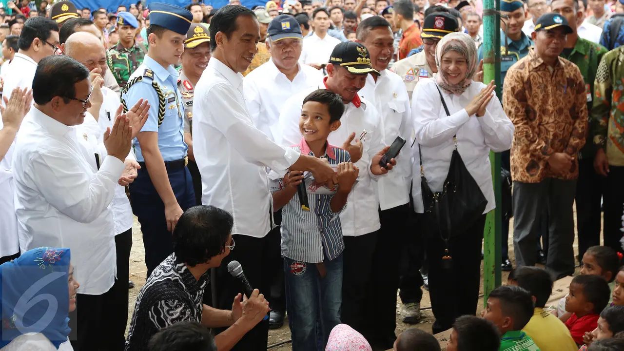 20161209-Kunjungi Pengungsi Gempa, Jokowi Bagi-Bagi Buku-Aceh