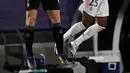 Bek Borussia Monchengladbach, Oscar Wendt berebut bola udara dengan penyerang Real Madrid, Rodrygo pada pertandingan Grup B Liga Champions di Estadio Alfredo Di Stefano, Kamis (10/12/2020). Madrid menang atas Monchengladbach 2-0. (AFP/PIERRE-PHILIPPE MARCOU)