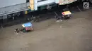 Suasana saat banjir merendam Jalan Boulevard Barat Raya, Kelapa Gading, Jakarta Utara, Kamis (15/2). Hujan lebat yang mengguyur Jakarta sejak pagi hingga sore mengakibatkan sejumlah wilayah terendam banjir. (Liputan6.com/Arya Manggala)