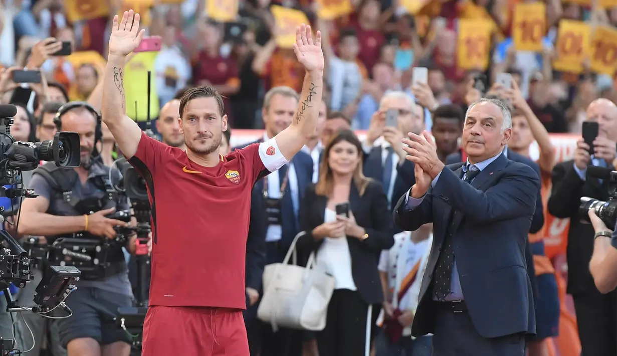 Legenda AS Roma, Francesco Totti, menyapa supporter saat laga terakhirnya bersama Serigala Roma di Stadion Olimpico, Roma, Minggu (28/5/2017). Selama 25 tahun Totti berkarier di AS Roma. (EPA/Claudio Peri)