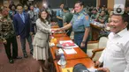 Ketua Komisi I DPR RI Meutya Hafid bersalaman dengan Panglima TNI Laksamana Yudo Margono sesaat sebelum menggelar rapat kerja di Kompleks Parlemen, Senayan, Jakarta, Rabu (13/9/2023). (Liputan6.com/Faizal Fanani)