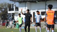Akademi PSIM Yogyakarta mendapatkan pelatihan dari ILeague menggunakan metode Ekkono di Lapangan Purwobinangun, Sleman, pada 22-24 September 2025. (Dok. PSIM Yogyakarta)