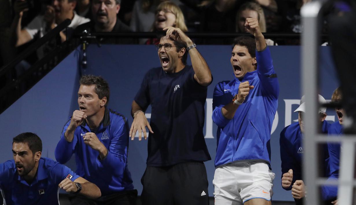 Rafael Nadal (kanan) berteriak mendukung rekannya Roger Federer melawan tim Dunia, Nick Kyrgios pada turnamen tenis Laver Cup di Praha, Republik Ceska, (24/9/2017). Tim Eropa menang 15-9 atas tim Dunia. (AP/Petr David Josek)