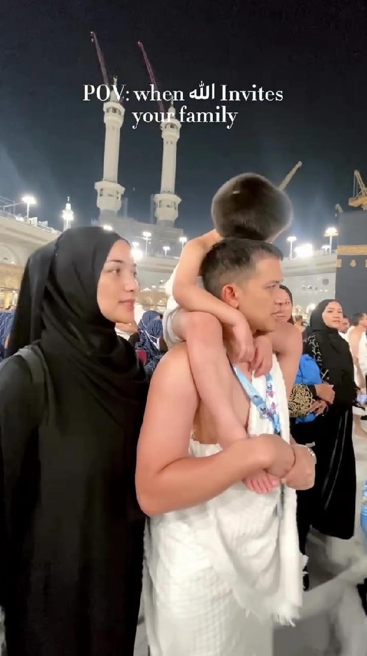 Momen Athar Anak Citra Kirana Ikut Umrah, Digendong Saat Tawaf