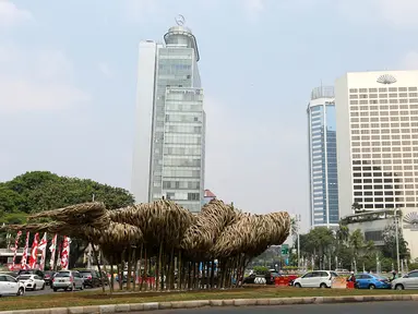 Sebuah instalasi bambu menghiasi kawasan Bundaran HI, Jakarta, Rabu (15/8). Instalasi bambu karya Joko Afianto dipajang untuk menyambut HUT Kemerdekaan RI dan Asian Games 2018. (Liputan6.com/Fery Pradolo)