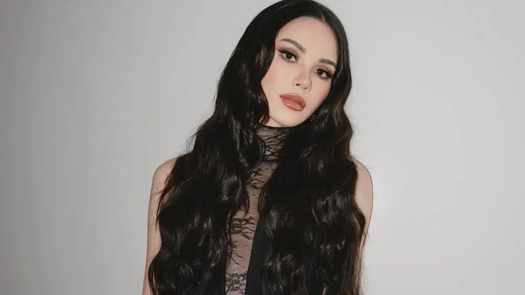Dalam balutan gaun hitam nan elegan, Alyssa menghadirkan sisi feminin yang misterius, seakan membawa kita pada dunia fantasi bawah laut dengan sentuhan gelap yang memikat. [@almaarijvaniav].