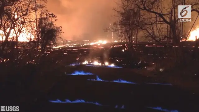 Kobaran api biru dari erupsi Gunung Kilauea tampak menyelimuti salah satu kawasan perumahan di Hawaii.