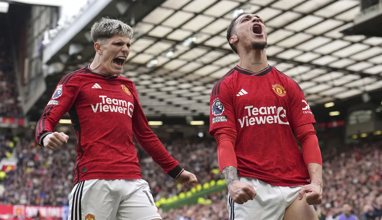 Pemain Manchester United, Antony, melakukan selebrasi setelah mencetak gol ke gawang Burnley pada laga pekan ke-35 Liga Inggris di Stadion Old Trafford, Minggu (28/4/2024). (Martin Rickett/PA via AP)