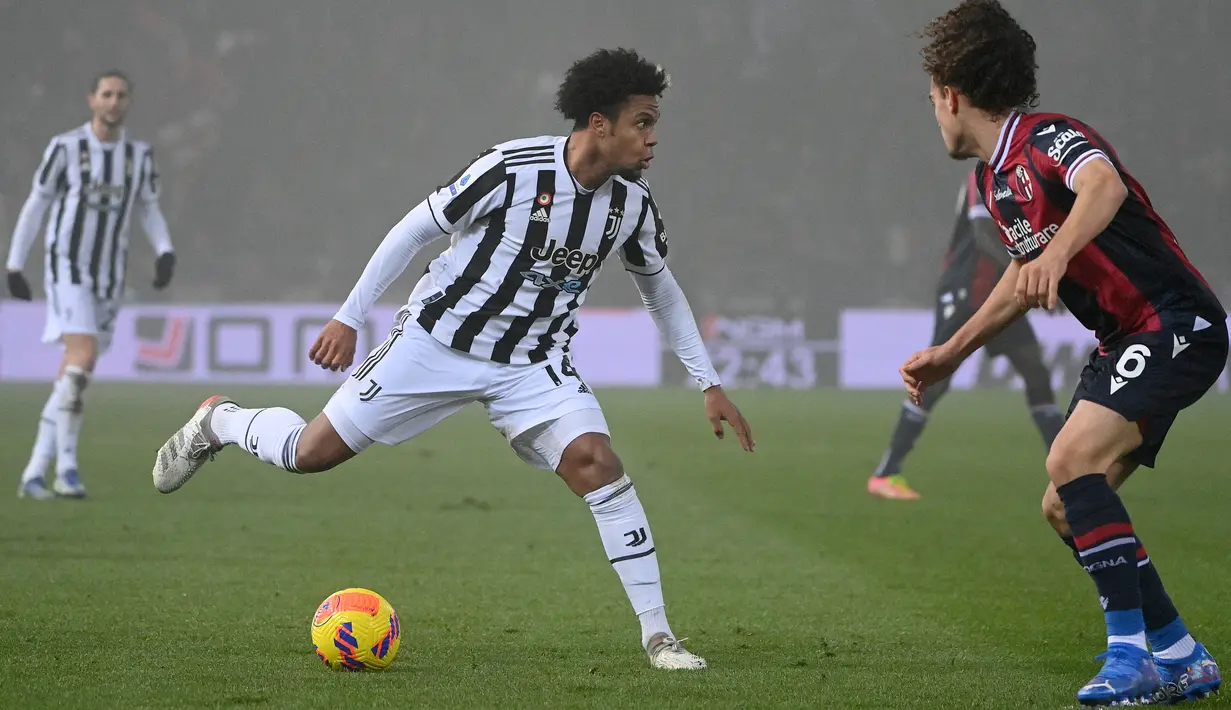 Gelandang Juventus Weston McKennie (kiri) berebut bola dengan bek Bologna Arthur Theate pada laga pekan ke-18 Liga Italia di Stadio Renato Dall'Ara, Minggu (19/12/2021) dini hari WIB. Bertamu ke markas Bologna, Juventus sukses mengalahkan tuan rumah dengan skor 2-0. (Vincenzo PINTO / AFP)