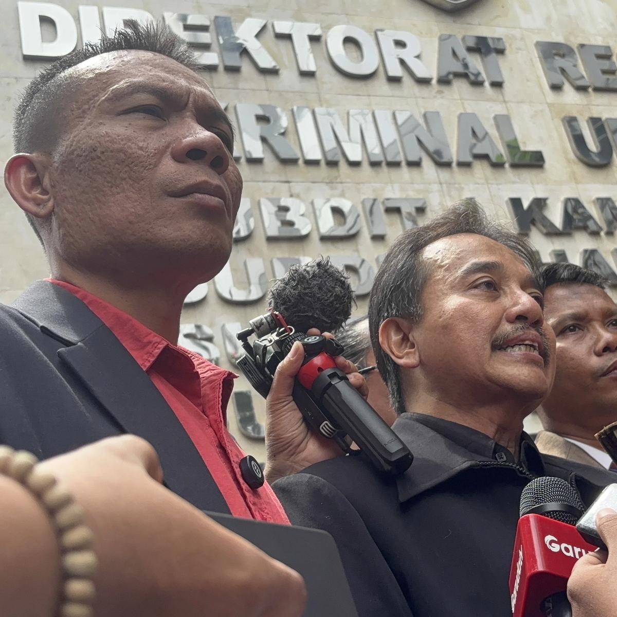 Roy suryo penuhi panggilan penyidik Polda Metro