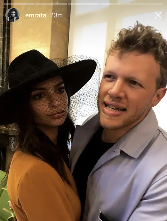 Dilansir dari Cosmopolitan, pasangan ini nggak pernah mengonfirmasi mengenai hubungan mereka. (instagram/emrata)