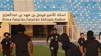 Para pemain Tim Sepak Bola Nasional Wanita Saudi pertama, tengah dilatih oleh veteran Jerman Monika Staab, di Stadion Pangeran Faisal bin Fahad bin Abdulaziz di Riyadh, 2 November 2021. (Fayez Nureldine/AFP)