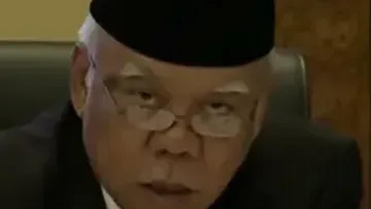 VIDEO: Aksi Kocak Pak Bas Bergaya Tembak Pistol Saat Lepas Kontingen Asian Games Bareng Jokowi