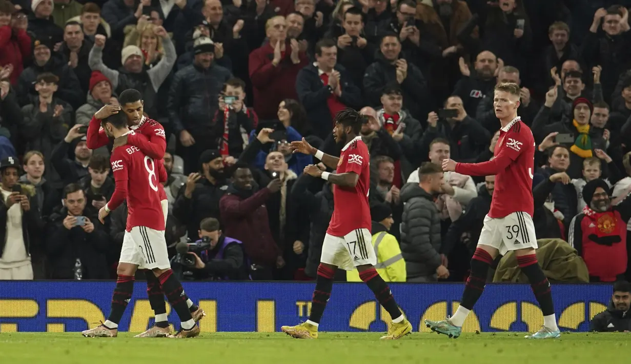 <p>Penyerang Manchester United, Marcus Rashford berselebrasi dengan rekan setimnya usai mencetak gol lewat titik penalti ke gawang Everton pada laga putaran ketiga Piala FA di Old Trafford di Manchester, Inggris, Sabtu (7/1/2023). Manchester United menang atas Everton dengan skor 3-1. (AP Photo/Dave Thompson)</p>