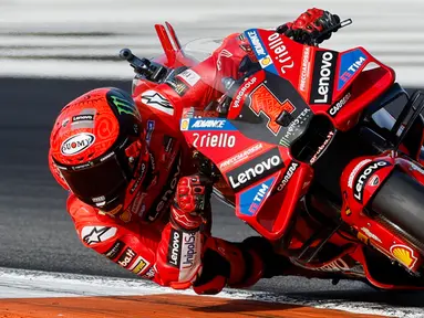 Pembalap Italia Francesco Bagnaia dari Tim Ducati Lenovo mengemudikan sepeda motornya saat balapan MotoGP Valencia 2023, balapan terakhir musim ini, di Sirkuit Ricardo Tormo, Cheste dekat Valencia, Spanyol, Minggu (26/11/2023). (AP Photo/Alberto Saiz)