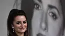 Penelope Cruz menerima Penghargaan Sinematografi Nasional Spanyol di Festival Film San Sebastian ke-70 di San Sebastian, Spanyol utara 17 September 2022. Penelope menangis dan bangga dengan penghargaan di kedua tangan. (AP Photo/Alvaro Barrientos)