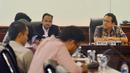 Ketua DPD RI Irman Gusman (kanan) didampingi Ketua Komite I DPD Fahrul Rozi (kedua kanan) menerima audiensi Masyarakat Sipil Anti Korupsi yang diwakili oleh aktivis ICW diruang pimpinan DPD, Jakarta, Kamis (12/2/2015). (Liputan6.com/Andrian M Tunay)
