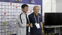 Pelatih Timnas Indonesia U-22, Indra Sjafri, dan pelatih Timnas Vietnam U-22, Park Hang-seo, dalam sesi konferensi pers jelang final SEA Games 2019 di Manila (9/12/2019). (Bola.com/Zulfirdaus Harahap)