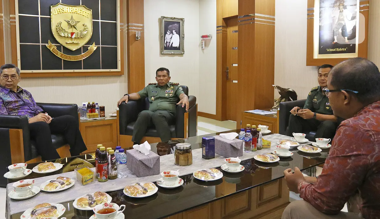 Suasana pertemuan pimpinan SCM dengan Pangdam Jaya Mayjen TNI Eko Margiyono di Makodam Jaya, Jakarta, Selasa (10/12/2019). SCM beraudiensi dengan Pangdam Jaya untuk membangun dan memelihara hubungan kedua belah pihak. (Liputan6.com/Herman Zakharia)