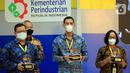 Plant Manager PT Robert Bosch Automotive Indonesia Akhmad Darsono (tengah) menerima penghargaan untuk kategori "Product and Service” pada Penganugerahan INDI 4.0 Award 2021 di Kementerian Perindustrian, Jakarta, Kamis (2/12/2021). (Liputan6.com/HO/Bosch)