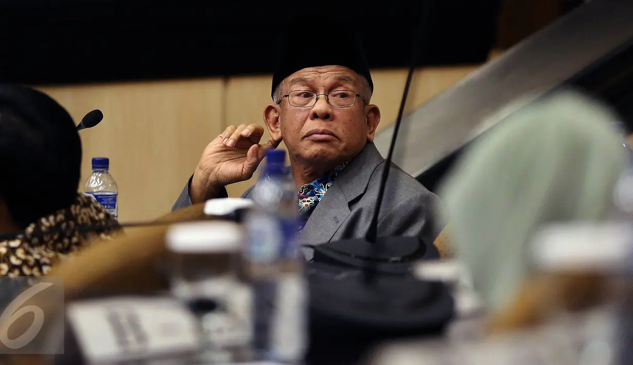 Ketua Badan Kehormatan DPD A.M Fatwa saat mengikuti sidang paripurna luar biasa yang digelar DPD di Kompleks Parlemen, Senayan, Jakarta, Rabu (5/10). (Liputan6.com/Johan Tallo)