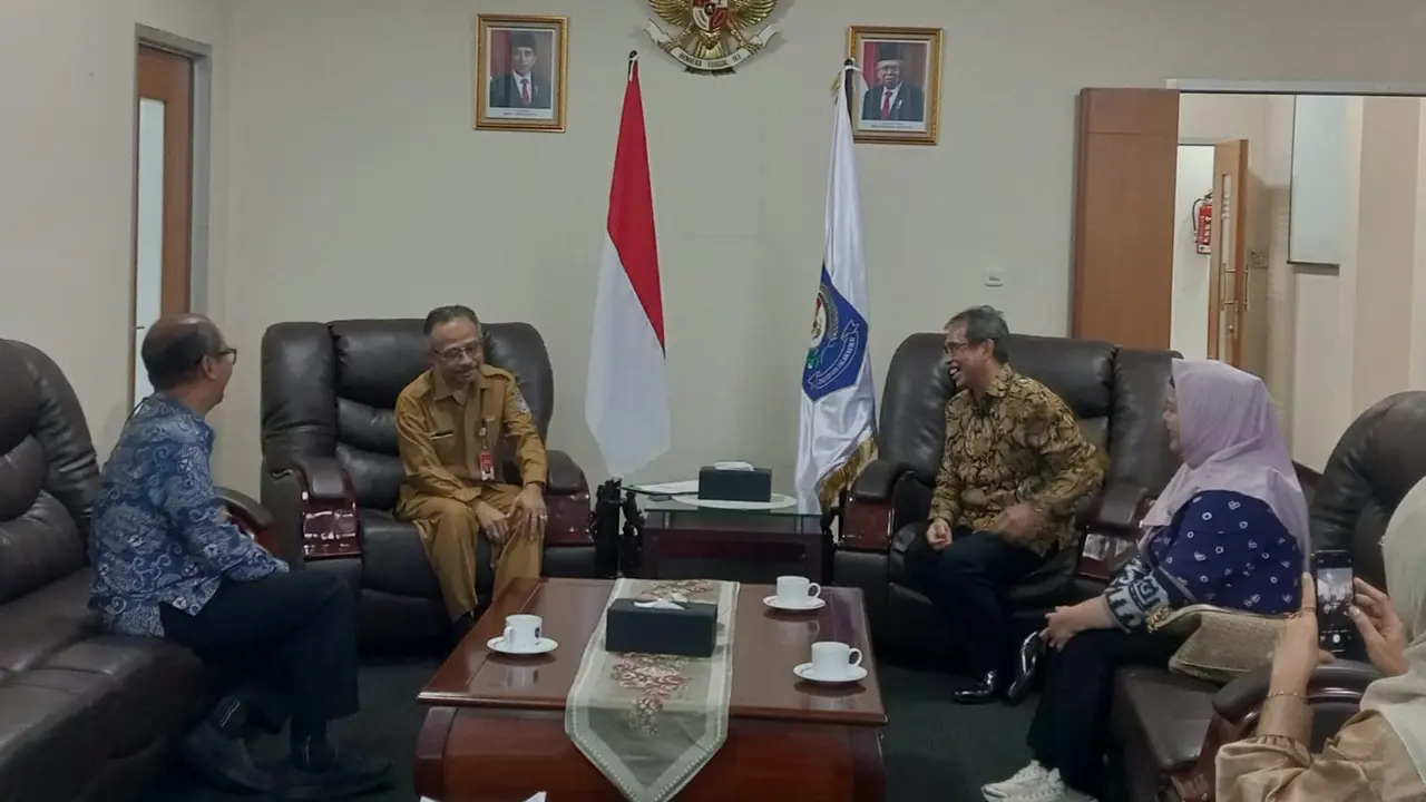 Eko Prasetyanto Purnomo Putro menerima Direksi Kepesertaan BPJS Kesehatan David Bangun. (Istimewa)