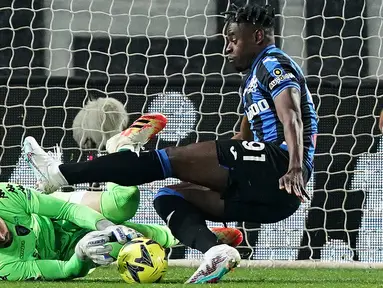 Pemain Atalanta Duvan Zapata (kanan) beraksi melawan kiper Empoli pada pertandingan sepak bola Serie A Liga Italia di Stadion Gewiss, Bergamo, Italia, Jumat (17/3/2023). (Spada/LaPresse via AP)