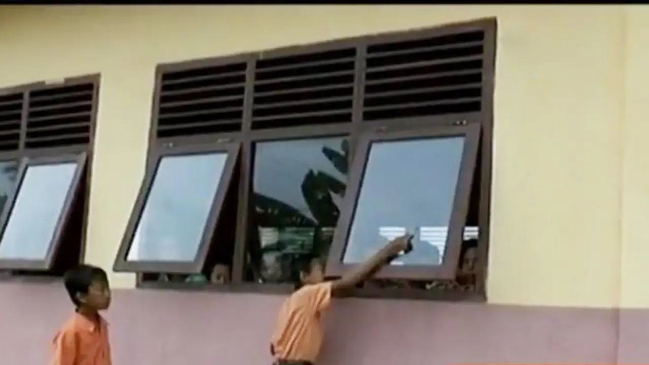VIDEO: Orang Tak Dikenal Tembak Kaca Jendela Sekolah di Jambi