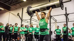 Seorang wanita mengangkat beban saat kompetisi May Queen Spring Strongwoman di Lancaster, Pennsylvania, AS (25/4). Kegiatan tersebut untuk memperingati Hari Ibu. (Reuters)