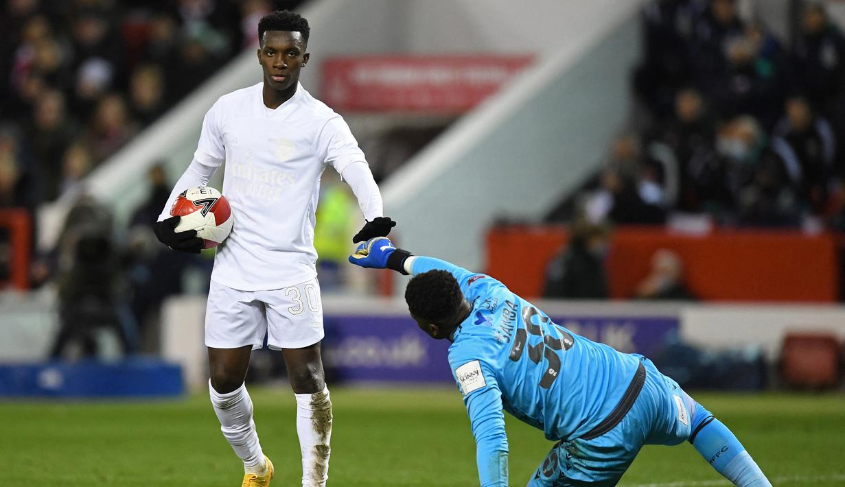 Arsenal memperoleh peluang terbaik di babak pertama pada menit ke-30. Tembakan Eddie Nketiah masih mampu diblok kiper Nottingham Forest, Brice Samba. (AFP/Daniel Leal)