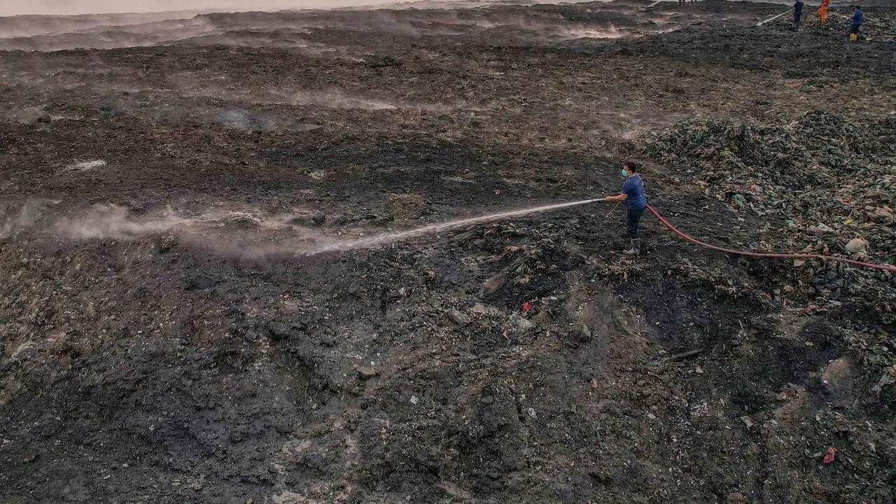 FOTO: Hari Kedelapan Kebakaran TPA Jatiwaringin Belum Padam