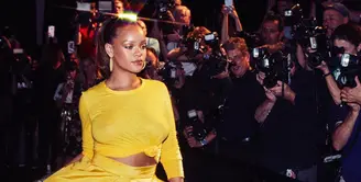 Sejak beberapa bulan lalu kisah cinta Rihanna dengan seorang milyarder bernama Hassan Jameel tengah ramai menjadi pembicaraan publik. Namun sejak saat itu keduanya belum pernah terlihat bersama. (Instagram/badgalriri)