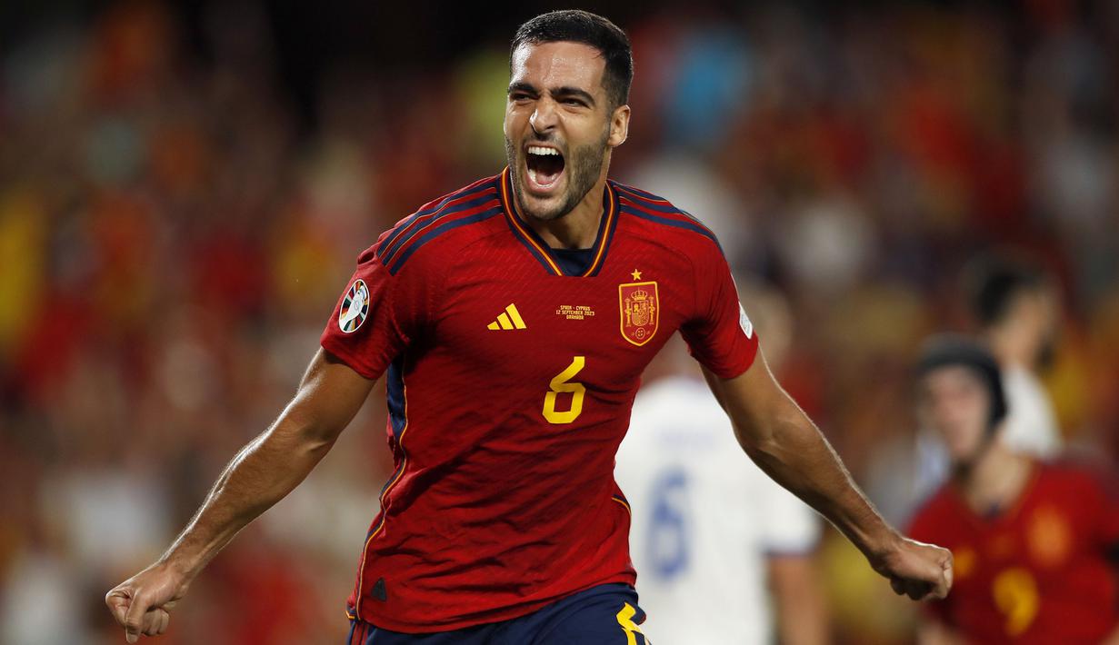 Selebrasi gelandang Timnas Spanyol, Mikel Merino setelah menjebol gawang Timnas Siprus pada laga Grup A Kualifikasi Euro 2024 di Granada, Spanyol, Rabu (13/9/2023) dini hari WIB. (AP Photo/Fermin Rodriguez)