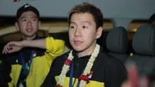 Kevin Sanjaya/Marcus Gideon saat berada dalam bus di Bandara Soekarno-Hatta, Cengkareng, (20/3/2018). Selain mempertahankan gelar juara, Kevin/Marcus berhasil  menembus 100.000 poin pada peringkat BWF. (Bola.com/Nick Hanoatubun)